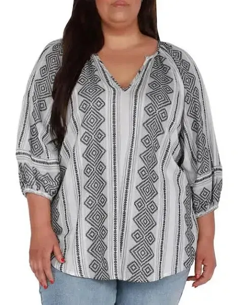 Dex Plus Jacquard Print V  Neck Top In White/Black