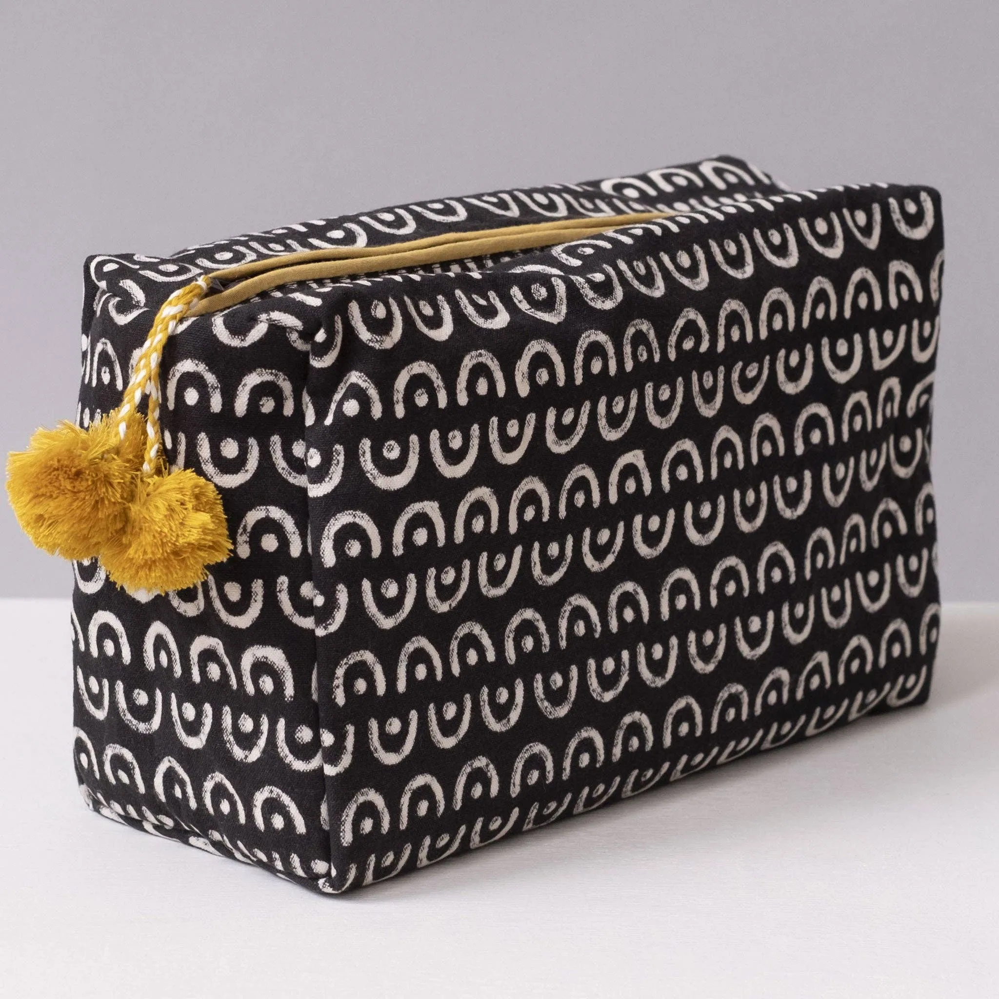 Graymarket Design - Lua Black and White Toiletry Bag